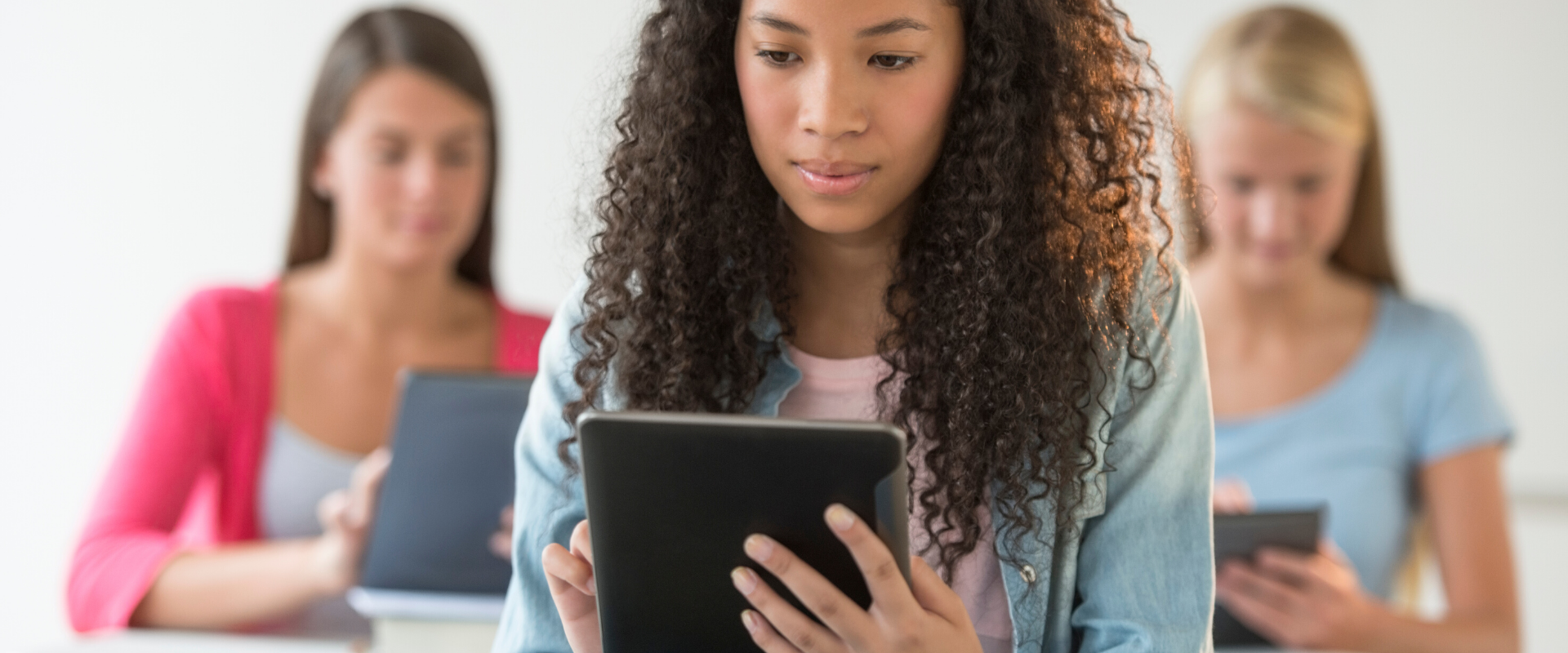 joven estudiando digital